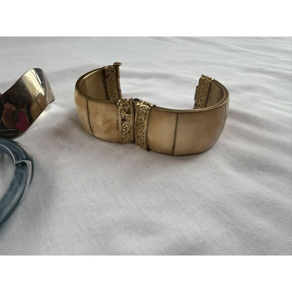 Vintage Bracelet Lot, 10 Bracelets, Wood, Plastic, Silver Toned Metal - Picture 6 of 8